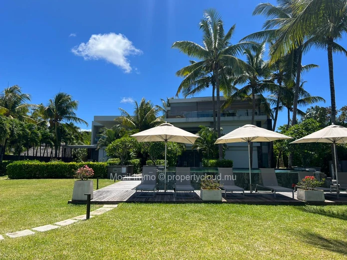 Superb waterfront apartment, Pointe aux Canonniers