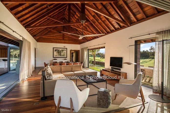 Élégance architecturale et nature préservée : une villa d'exception à Anahita Beau Champ