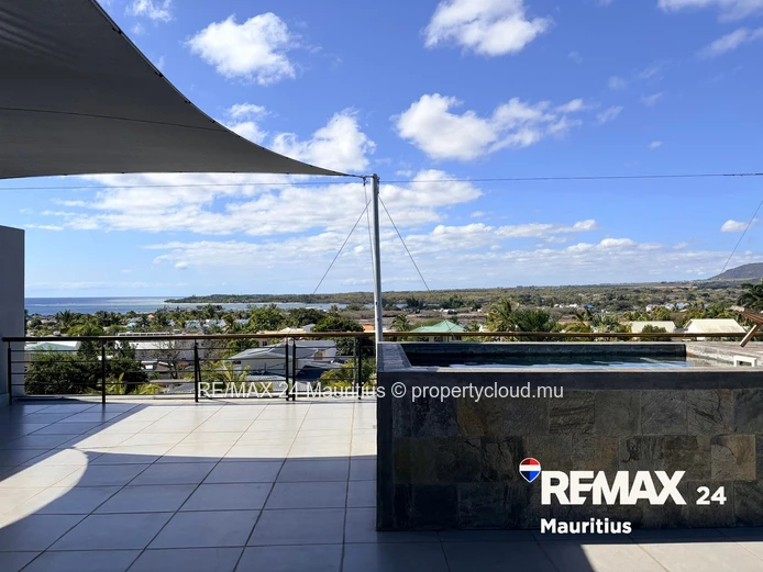 Spacious Penthouse with Rooftop, Pool and Spectacular Views