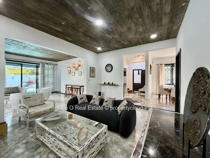 In a private neighborhood, close to the sea, this villa with modern architecture is bright and spacious. It offers in...