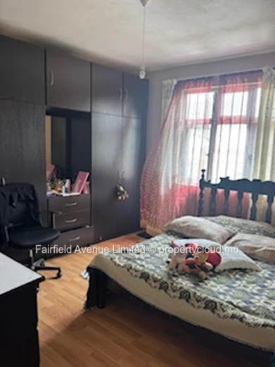 Local Commercial à vendre à Petit Verger, Moka. 300m², Vue montagne, Proche écoles, arrêt de bus, magasins. Rs 15M.