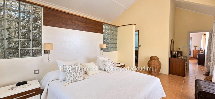 Unfurnished family house of approximately 230 m² at Flic-en-Flac