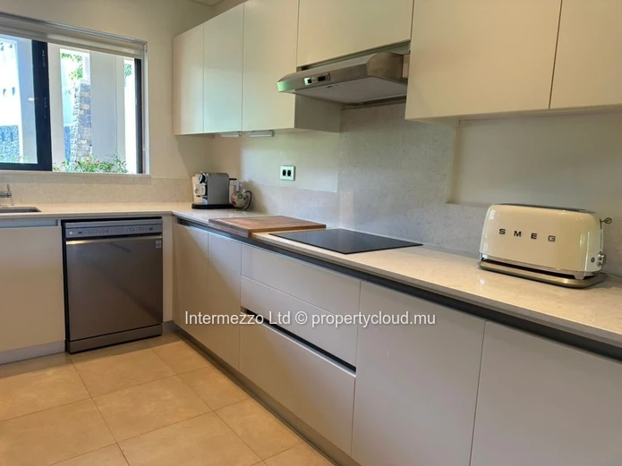 Appartement IRS Anahita à vendre – 2 chambres, jardin privatif 450 m² sur le golf –  Île Maurice