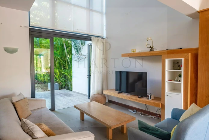 An elegant parenthesis between private garden and sea horizon