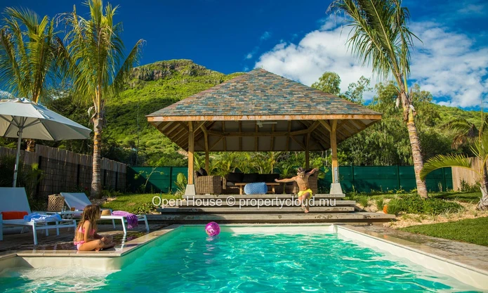 VILLA PDS à vendre, RIVIERE NOIRE, 248m², terrain 688m², 4 chambres, piscine privée, options web, accessible aux étra...