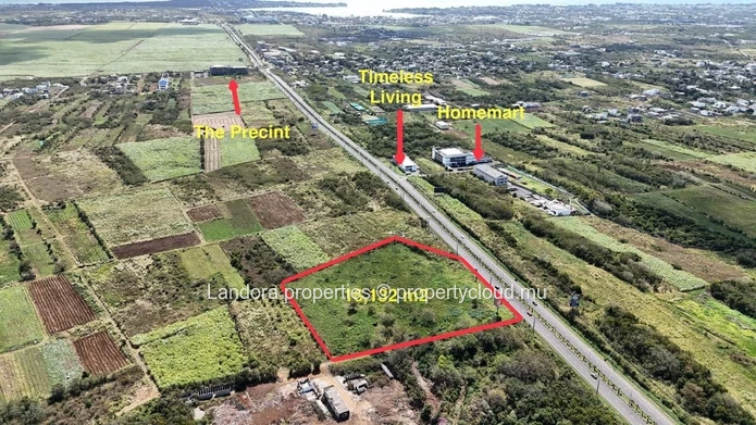 Terrain agricole le long de l’autoroute à Vale – 3,85 arpents