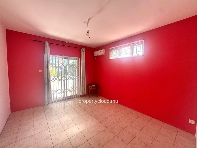 For Rent in Flic en Flac, Mauritius – Spacious 5-Bedroom Villa with Garage, Close to the Beach