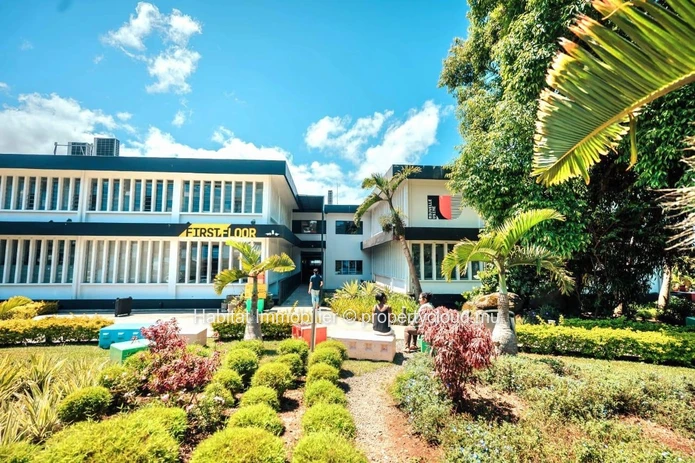 Unfurnished, air-conditioned office of 148.5 m2 situated in Floréal 