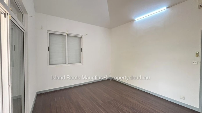 Opportunité d'acquérir une maison de 3 chambres dans un morcellement calme à Flic en Flac.