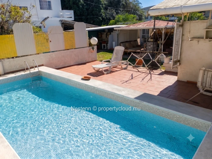Villa traditionnelle avec 1 chambre, piscine privée, garage et grand jardin. Nécessite des travaux de rénovation. Pro...