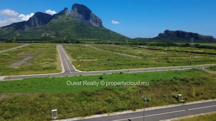 Residential & Mixed-Use Land in Pierrefonds