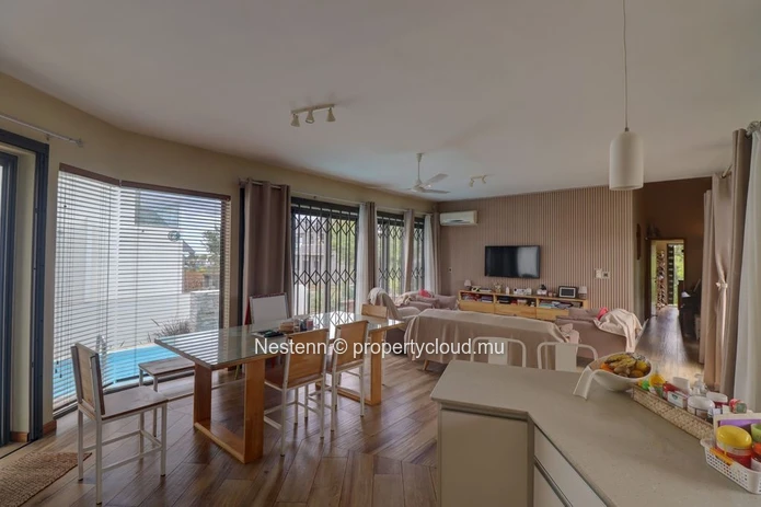 Villa moderne avec piscine et vue imprenable sur les montagnes dans une résidence sécurisée