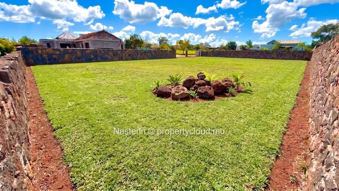 Royal Park – Magnificent, fully fenced residential plot with stone walls