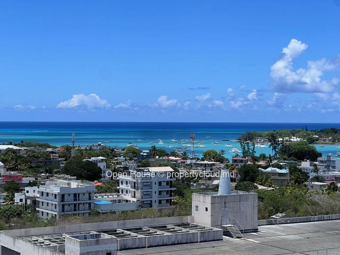 Appartement de deux chambres en suite au coeur de la croisette à Grand Baie. Piscine.