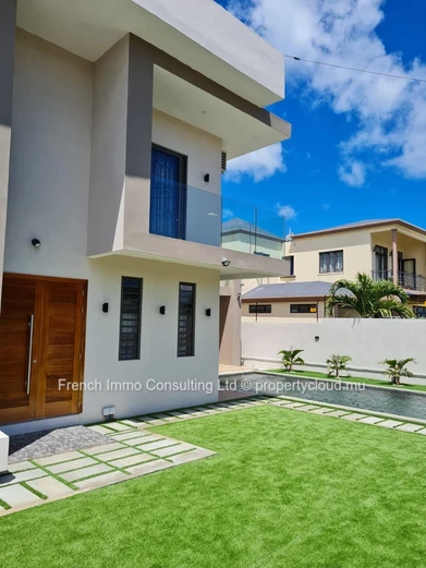 Superbe villa de 4 chambres a grand baie, jardin et piscine, prox super u