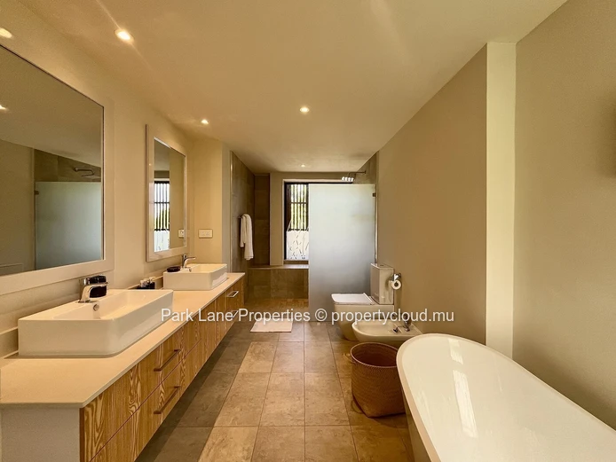 Luxueuse villa de golf contemporaine en vente meublée au sein de Heritage Villas Valriche