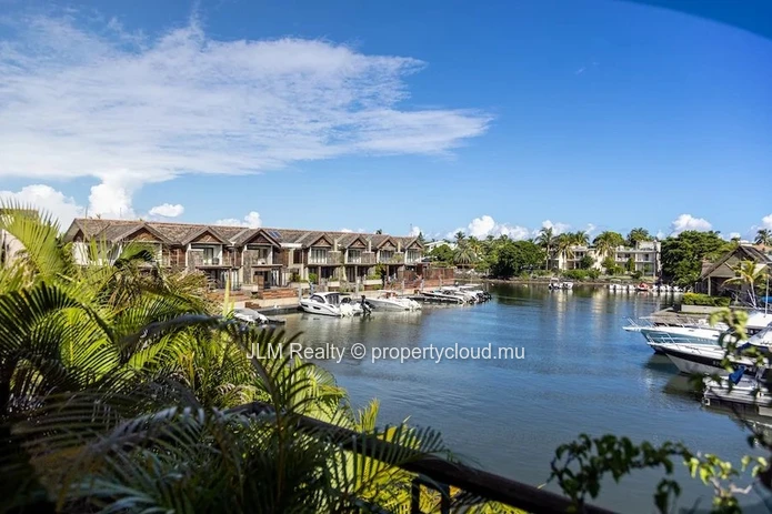Magnifique Duplex avec ponton privé à vendre dans la Marina de Rivière Noire, Ile Maurice