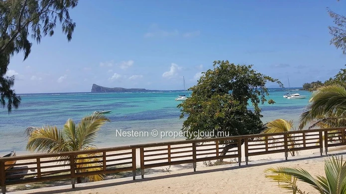 Modern and well-designed 3-bedroom penthouse a few minutes walk from the beach