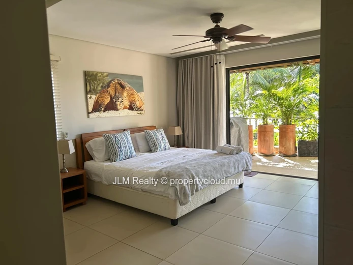 Penthouse duplex à vendre en bord de rivière et à quelques pas de la plage de Tamarin, Île Maurice