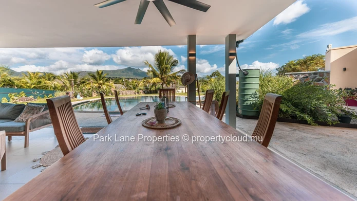 Charmante maison familiale au pied de la montagne avec un jardin tropical luxuriant et des vues spectaculaires