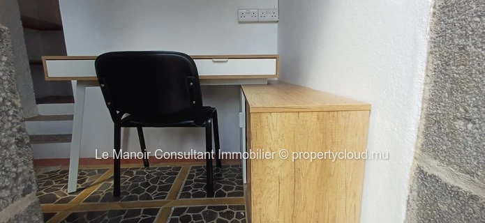 Ideal house for remote work with office, private pool, close to beach, shops and public transport.