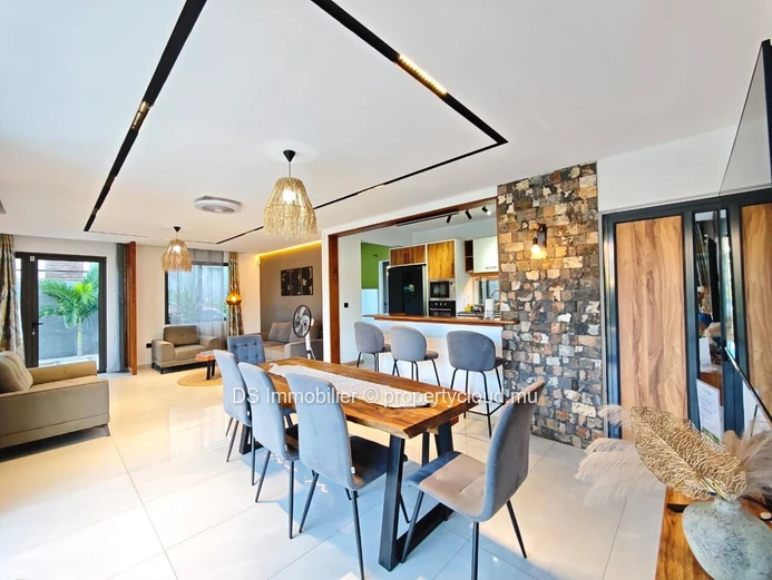 Villa À Vendre – Moderne Avec Piscine – Confort À Grand Baie- Nord