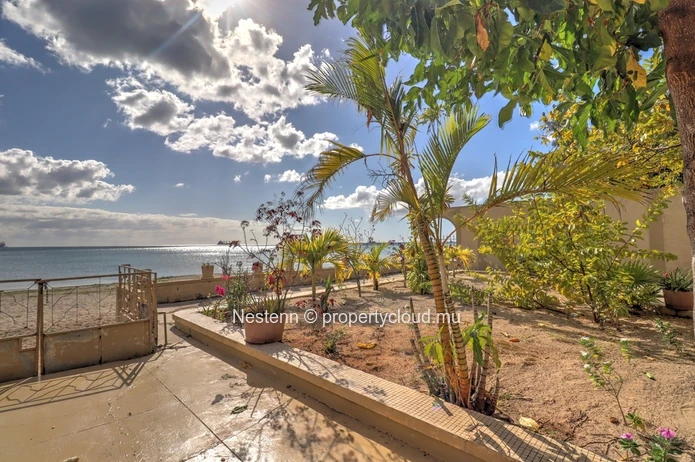 Seafront commercial property 