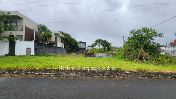 Corner plot flat land of 423 m² near amenities