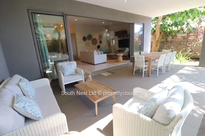 Modern 3-bed apartment with garden and private access to the beach of Pointe d'Esny.  