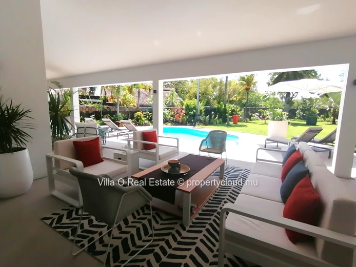 Sublime villa complètement rénovée, a multiples ouverture sur une très grande terrasse et sa jolie piscine, vue sur u...