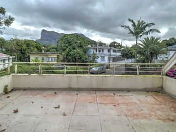 Spacious office with terrace and fitted kitchen