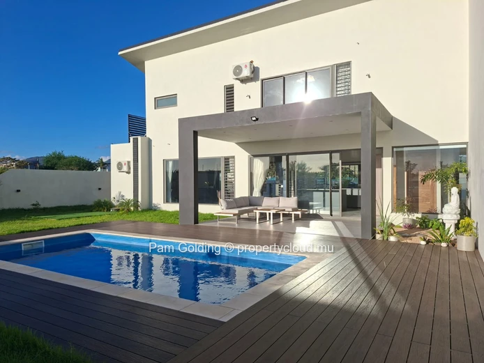 Maison Contemporaine de 3 Chambres avec Piscine dans un Domaine Résidentiel Sécurisé