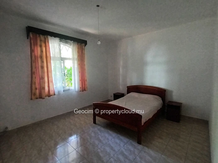 Flic en Flac Morc De Chazal à 5 mns de la plage Maison meublée de 6 càc 2 sdb sur 99 toises. Etage à compléter. (Mandat exclusif)