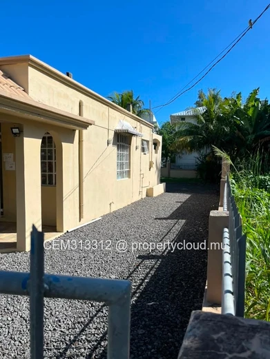9.5 Perches Villa avec Terrain à Vendre – Péreybère 