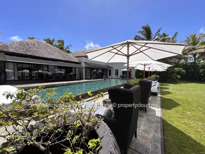 A serene haven with golf and sea view!