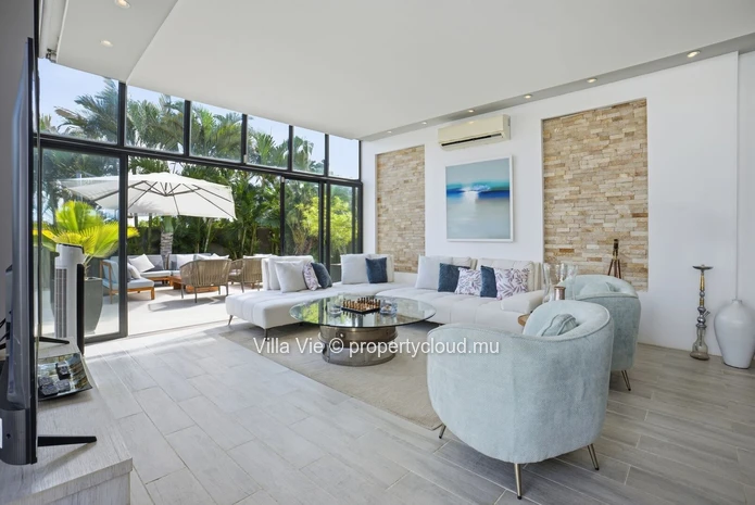 Calodyne - Elegant 4 en-suite bedroom home with swimming pool and garden