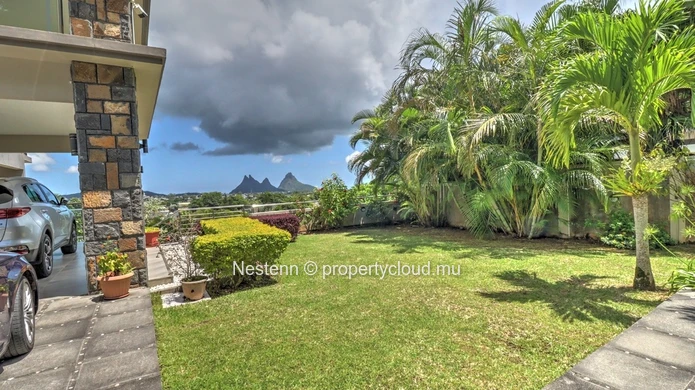 Modern single-storey villa with 6 bedrooms close to amenities.