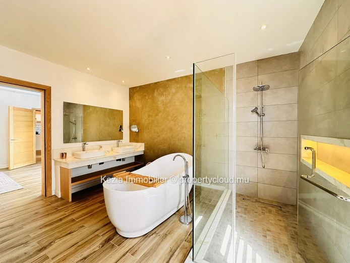 Contemporary Villa With High-End Amenities
