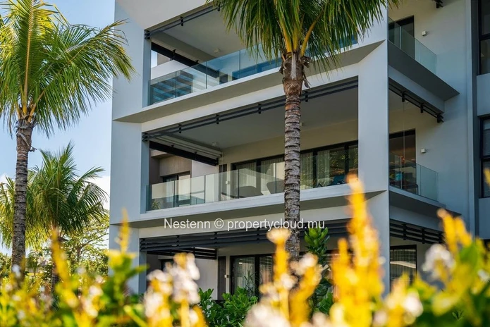 3-bedroom apartment in a prestigious estate with golf course, a short walk from the beach and shops.