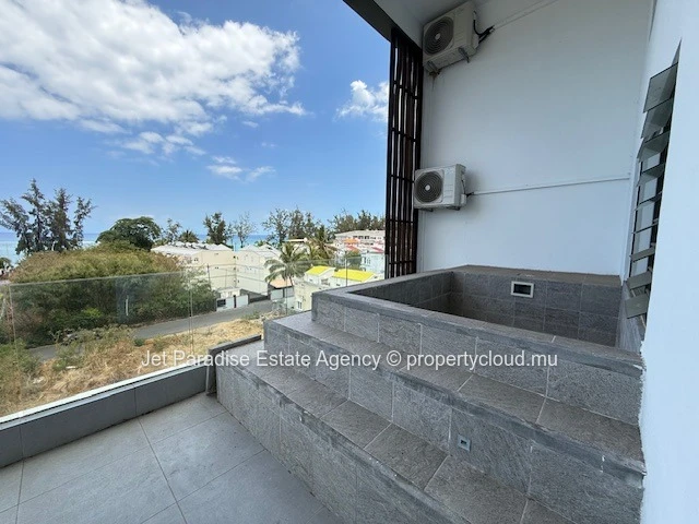 Stunning G+2 Apartment with Sea and Mountain Views in Flic en Flac - 166m² Living Space, 3 Bedrooms, Communal Pool - ...
