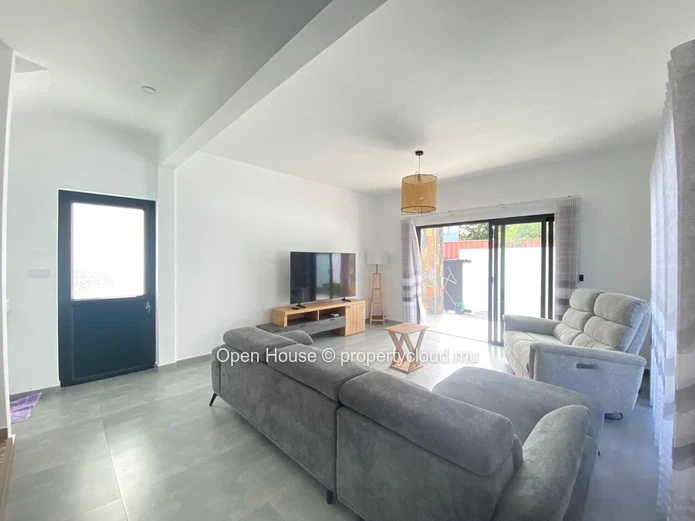 For rent in Calodyne, beautiful furnished villa on a 475m² plot. This new property offers 3 en-suite bedrooms, a priv...