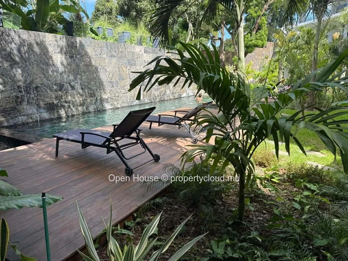 Appartement R+2 à vendre à Grand Baie, 220m², 3 chambres, piscine commune, magnifique vue mer, à proximité des commer...