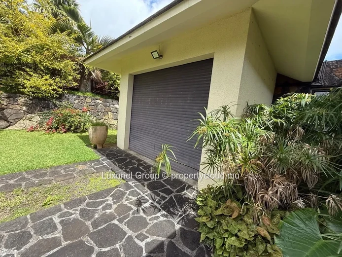 High-End Villa With Ensuite Bedrooms & Tropical Garden