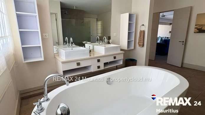 Luxury Penthouse with Exceptional Sea Views in Bain Boeuf