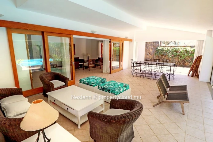Spacieuse villa familiale située dans un quartier hautement résidentiel et proche de la plage.