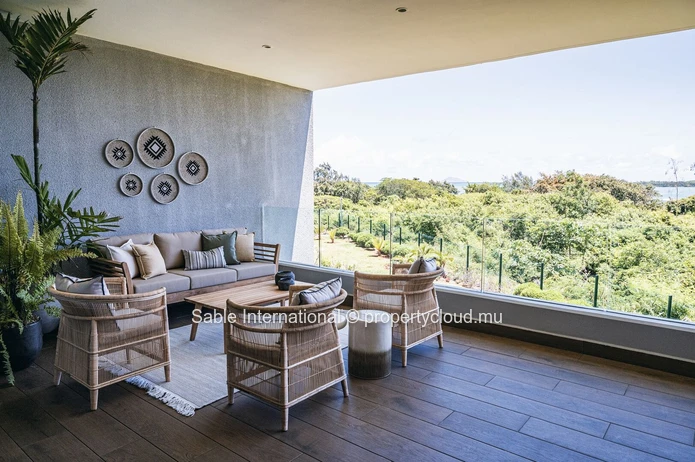 Spacious Apartment with Sea Views and Beachfront Access in St Antione 