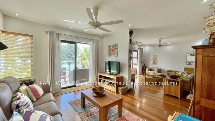 Penthouse en bord de mer à vendre à Rivière Noire | 3 chambres, vue sur la mer et terrasse spacieuse