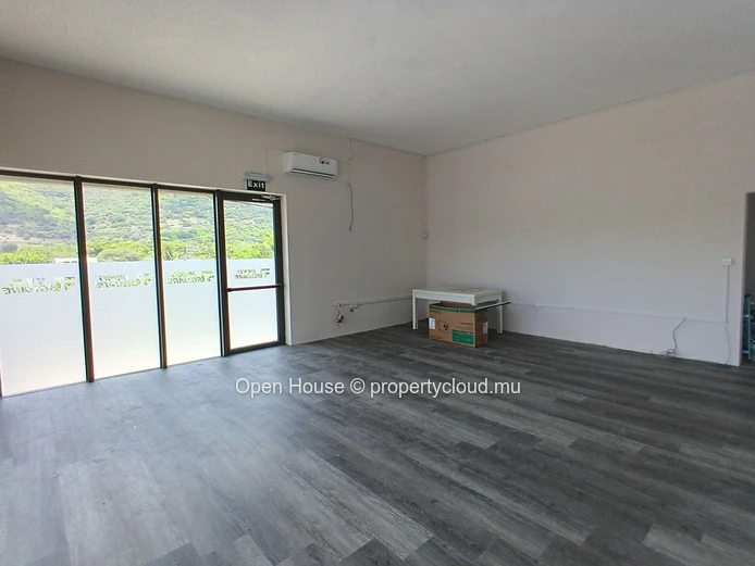 "Modern Office Space for Rent in Tamarin Area with 2 Offices and Amenities - Only Rs 36,000!"