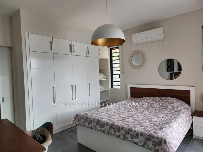 À vendre, magnifique propriété avec 2 maisons et piscine dans L'Ouest.