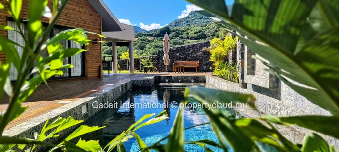 Eco Native Lodge Villa : villa de luxe avec piscine à Rivière Noire